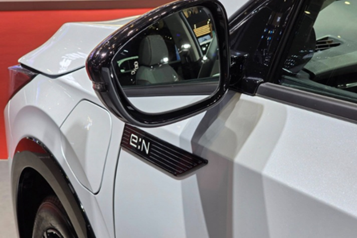 Về thiết kế, mẫu xe crossover điện Honda e:N2 sở hữu ngoại hình thể thao với kích thước tổng thể dài 4.788 mm, rộng 1.838 mm và cao 1.570 mm, chiều dài cơ sở đạt 2.753 mm. So với e:N1, mẫu e:N2 dài hơn 398 mm, rộng hơn 48 mm và có trục cơ sở dài hơn 143 mm, hứa hẹn mang lại không gian nội thất rộng rãi cùng cảm giác vận hành đầm chắc hơn.