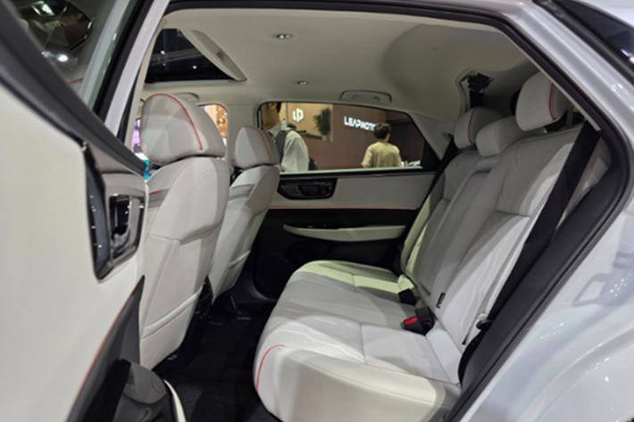 Xe có vận tốc tối đa 160 km/h và phạm vi hoạt động lên tới 500 km theo tiêu chuẩn NEDC, nhờ bộ pin Ternary Lithium-ion dung lượng 68,8 kWh. Honda e:N2 có cổng sạc được bố trí gọn gàng bên hông xe thay vì phía trước như nhiều mẫu xe điện hiện nay.