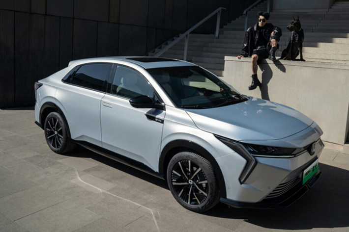 Tại Trung Quốc, mức giá xe Honda e:N2 có giá bán từ 159.800 nhân dân tệ (tương đương khoảng 570 triệu đồng). Nếu được phân phối tại Đông Nam Á, nhiều ý kiến cho rằng e:N2 sẽ là lựa chọn hấp dẫn và hợp lý hơn so với e:N1 hiện tại.