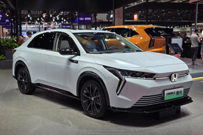  Honda e:N2 2025 chạy điện được xem là phiên bản quốc tế hóa của bộ đôi e:NP2 và e:NS2, phát triển trong khuôn khổ hợp tác giữa Honda Nhật Bản cùng hai liên doanh GAC Honda và Dongfeng Honda tại Trung Quốc.