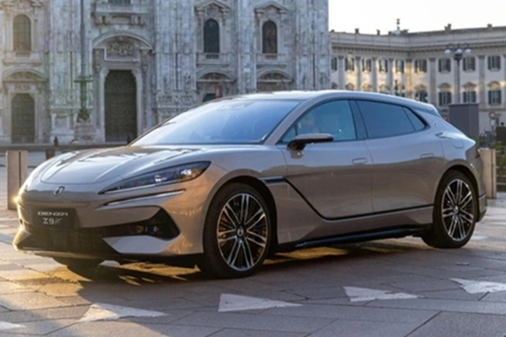 Trước đây, Denza từng là dự án hợp tác giữa BYD và Daimler (công ty mẹ của Mercedes-Benz), nhưng hiện nay đã hoàn toàn do BYD nắm quyền điều hành và phát triển độc lập. Với bước đi chiến lược này, BYD đang cho thấy quyết tâm mở rộng sự hiện diện tại thị trường xe sang toàn cầu.