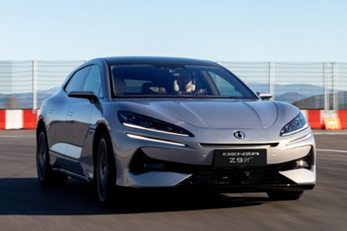 Bên cạnh bản thuần điện, Denza cũng giới thiệu thêm phiên bản plug-in hybrid (PHEV) sử dụng động cơ đốt trong 2.0L kết hợp cùng hệ thống điện, cho tổng công suất đạt 858 mã lực.