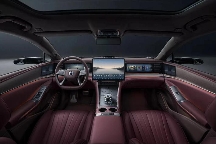 Với cấu hình này, Denza Z9 GT không chỉ thách thức các mẫu xe wagon hạng sang, mà còn tiệm cận cả thế giới của xe thể thao hiệu suất cao.