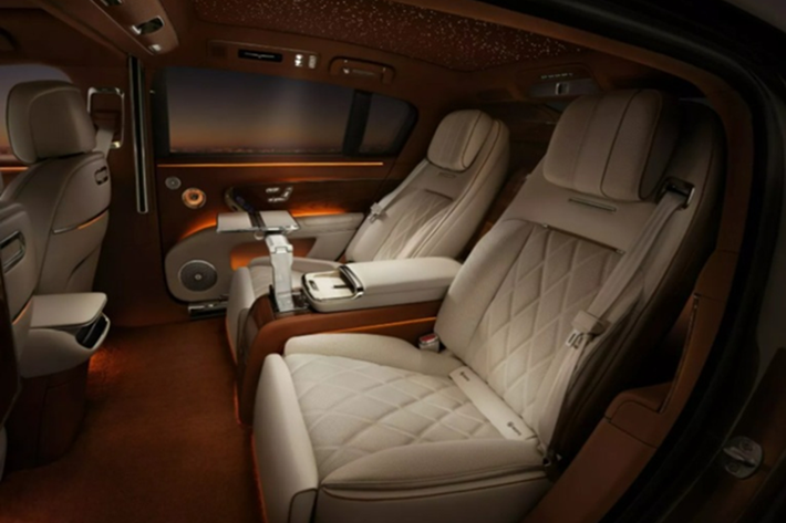 Ngoài ra, trần xe còn tích hợp hệ thống đèn LED mô phỏng bầu trời sao, chi tiết từng là biểu tượng của Rolls-Royce. Màn hình tích hợp trên cửa xe gợi nhớ đến phong cách thiết kế hiện đại của BMW 7-Series thế hệ mới.