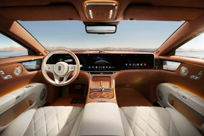 Tâm điểm bên trong khoang cabin của Maextro S800 là ở khoang hành khách phía sau với hai ghế ngồi tách biệt, điều chỉnh điện toàn phần, tích hợp bệ đỡ chân và khả năng đẩy lùi ghế phụ phía trước để mở rộng tối đa không gian.