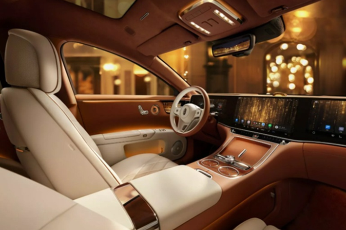 Phong cách thiết kế đậm chất Mercedes-Benz tiếp tục thể hiện qua các chi tiết như lưới loa kim loại kiểu Burmester, hệ thống điều chỉnh ghế tích hợp trên cửa, gương chiếu hậu kỹ thuật số và bảng điều khiển trung tâm ốp gỗ cao cấp. Xe còn có bộ sạc không dây kép, núm xoay điều khiển bằng kim loại, cùng các chi tiết ốp da và da lộn phủ rộng khắp nội thất.