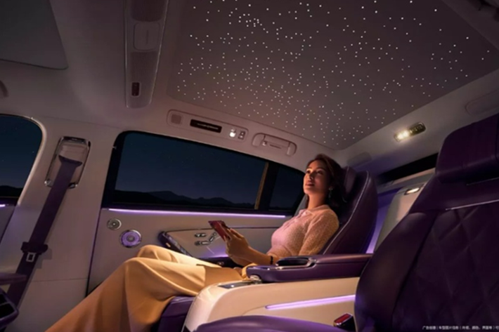 Với chiều dài tổng thể 5.480 mm và chiều dài cơ sở 3.370 mm, Huawei Maextro S800 nhỉnh hơn Mercedes-Maybach S-Class về chiều dài nhưng ngắn hơn về trục cơ sở.