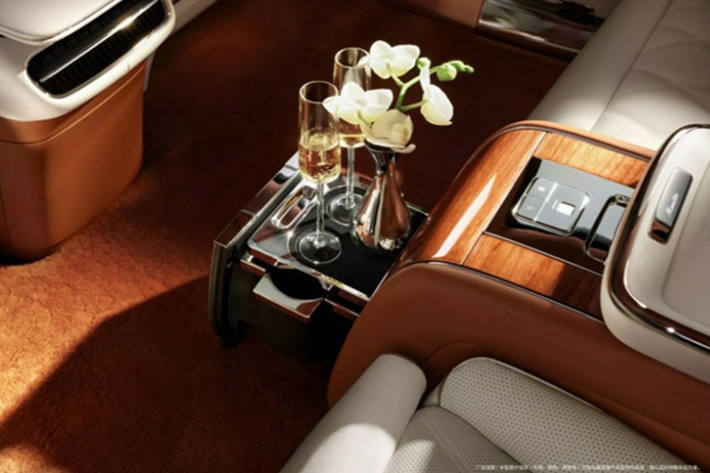 Cụm điều khiển trung tâm bọc da và gỗ được bố trí giữa hai ghế, tích hợp bàn gập, giá để ly champagne và ngăn chứa đồ dạng trượt. Xe được kỳ vọng còn có tủ lạnh mini và hệ thống giải trí riêng biệt cho hàng ghế sau.