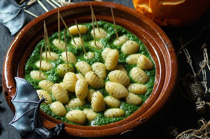 Ấu trùng bướm Witchetty Grub có màu trắng sữa với độ dài khoảng 10cm.