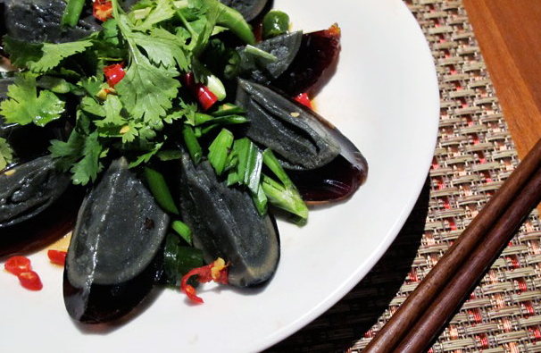 Món trứng thế kỷ có nguồn gốc từ Trung Quốc, có mùi ammoniac đậm đặc nên có tên gọi khác là “trứng nước tiểu ngựa”.