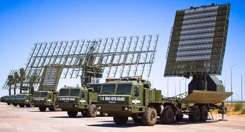 Việc lập kế hoạch phòng thủ toàn cầu đang chuyển dịch sang các kiến trúc phòng thủ tên lửa nhiều lớp, được xây dựng xoay quanh các hệ thống như Patriot PAC-3 MSE, THAAD, SAMP/T NG, S-400, HQ-9, và Arrow 2 cùng Arrow 3, khi các xung đột gần đây nhấn mạnh ưu tiên ngày càng tăng đối với năng lực đánh chặn tên lửa đạn đạo bền vững (Nguồn hình ảnh: Army Recognition Edit).