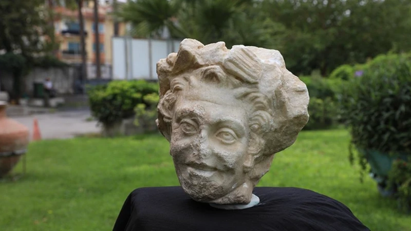 Khám phá đầu tượng thần linh cổ xưa tại tàn tích Nhà hát Smyrna