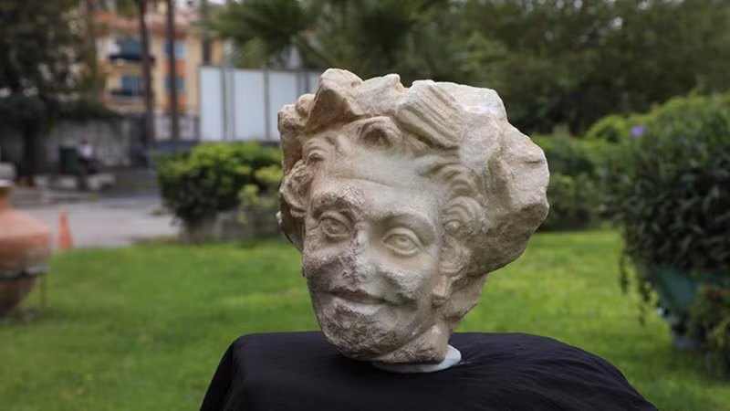 Khám phá đầu tượng thần linh cổ xưa tại tàn tích Nhà hát Smyrna