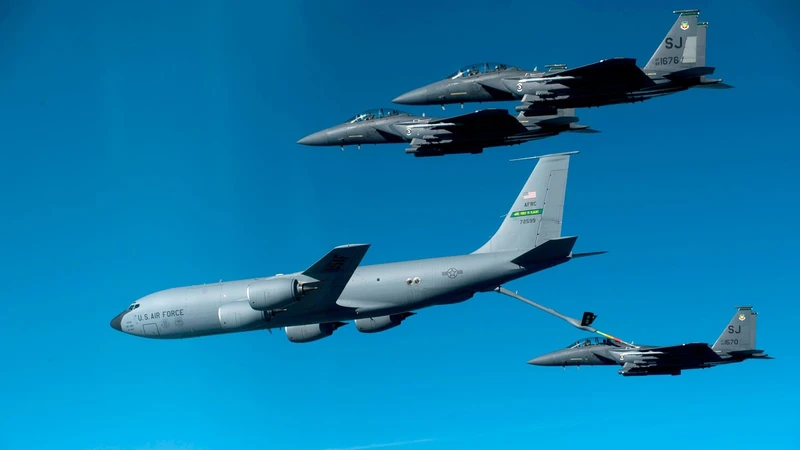 Một máy bay tiếp dầu KC-135 Stratotanker của Không quân Mỹ đang tiếp nhiên liệu trên không cho tiêm kích F/A-18F Super Hornet của Hải quân Mỹ trên bầu trời Trung Đông trong chiến dịch Epic Fury, minh họa cho hoạt động hỗ trợ tiếp dầu trên không phối hợp giữa các lực lượng. Hoạt động này giúp kéo dài thời gian hoạt động của tiêm kích, duy trì nhịp độ không kích và tăng thời gian hiện diện trên khu vực tác chiến cho các nhiệm vụ chiến đấu. (Nguồn ảnh: Bộ Quốc phòng Mỹ)