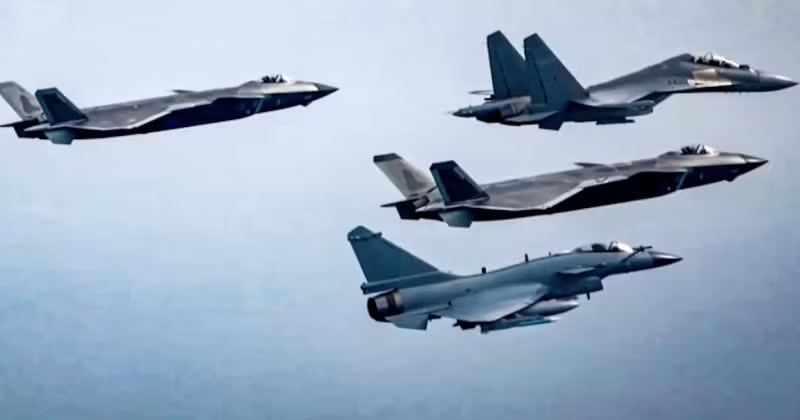 Máy bay J-16D dẫn đầu đội hình gồm các máy bay J-20 và J-10C.