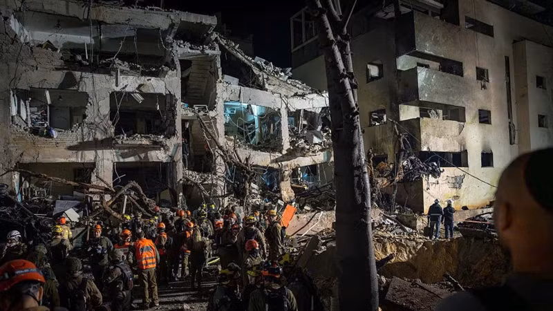 Cột khói lớn bốc lên tại Tehran sau các vụ nổ do không kích, cho thấy mức độ thiệt hại tại khu vực đô thị.