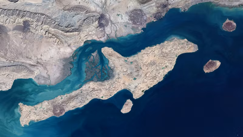 Do Kharg Island tập trung khoảng 90-95% lượng xuất khẩu dầu thô của Iran, với các đường ống từ những mỏ lớn dẫn về một cảng nước sâu duy nhất có thể xử lý tới hàng triệu thùng mỗi ngày, nên việc kiểm soát nơi này sẽ mang lại cho Mỹ một điểm gây sức ép duy nhất để buộc Tehran mở lại eo biển Hormuz. (Nguồn ảnh: Bộ Quốc phòng Iran, Google Maps, Bộ Quốc phòng Mỹ)