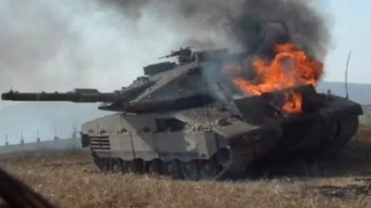 Xe tăng Merkava của quân đội Israel sau một cuộc tấn công bằng tên lửa chống tăng trong cuộc xâm lược Lebanon trước đó.