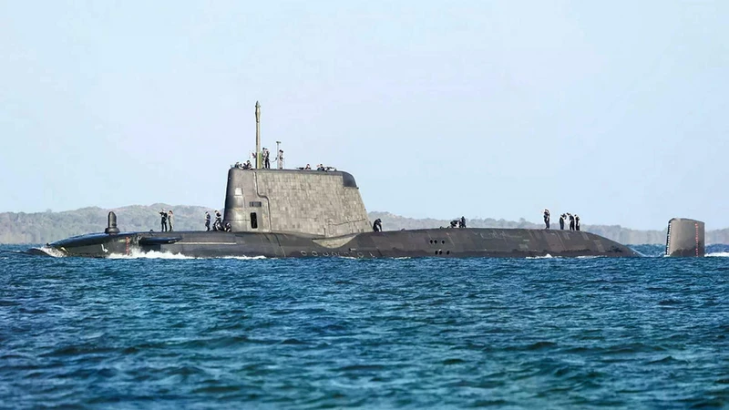 Tàu ngầm hạt nhân tấn công HMS Anson (S123) của Hải quân Hoàng gia Anh neo tại cảng. Đây là tàu ngầm lớp Astute, có khả năng mang tên lửa hành trình Tomahawk và thực hiện các nhiệm vụ răn đe, tấn công tầm xa.