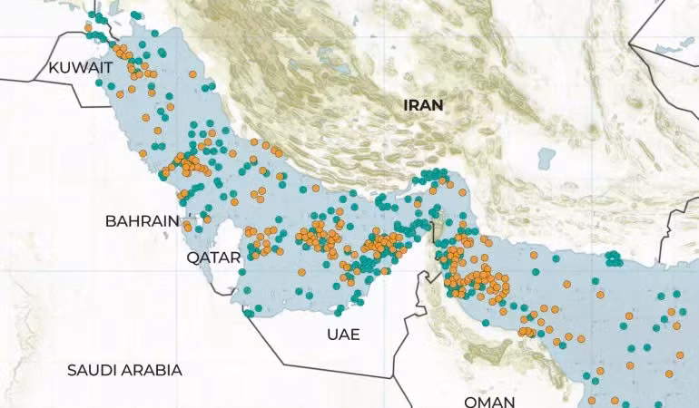 Hàng trăm tàu chở dầu và tàu hàng bị mắc kẹt tại eo biển Hormuz khi xung đột Mỹ-Iran khiến tuyến vận tải chiến lược này bị gián đoạn nghiêm trọng.