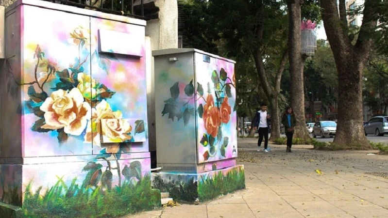 Ngắm những bốt điện "nở hoa" ngay giữa Thủ đô ngày Tết