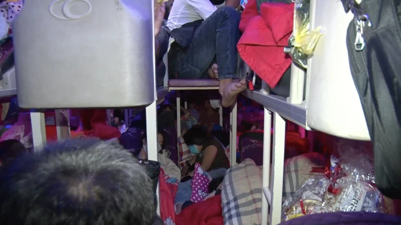 Gần 100 hành khách bị nhồi nhét trên xe khách 46 chỗ đi trên quốc lộ 1A.