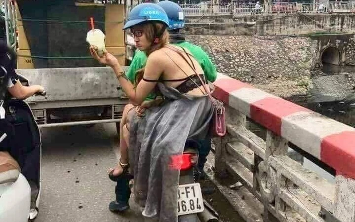 Hoảng hồn với trang phục 'mặc như không mặc' của cô gái trẻ trên đường