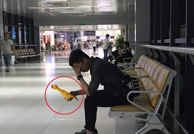 Cười lăn thanh niên bay từ Hà Nội vào Đà Nẵng để trả 'gà' cho người yêu cũ