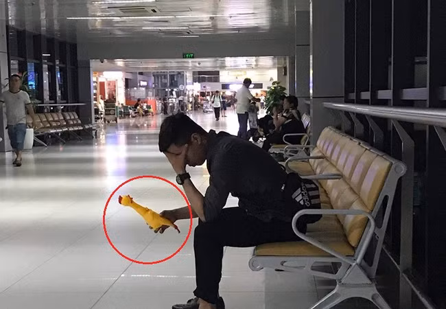 Cười lăn thanh niên bay từ Hà Nội vào Đà Nẵng để trả 'gà' cho người yêu cũ