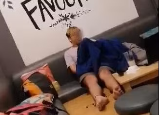 Phản cảm cảnh cặp đôi trùm áo khoác vô tư “làm chuyện ấy” 