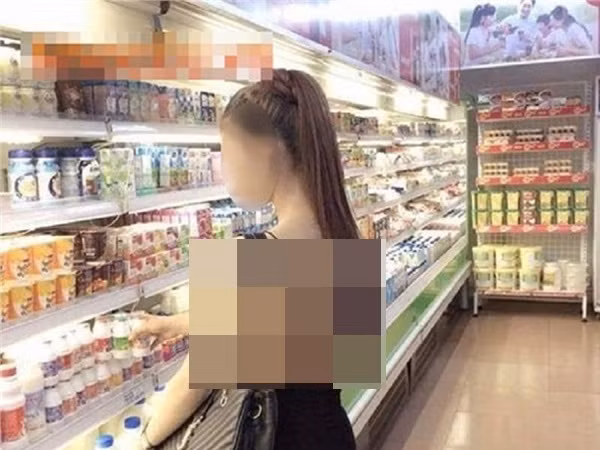 Muôn vàn kiểu ăn mặc... hở hang tránh nóng 40 độ