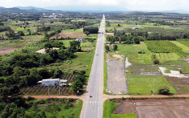 Tuyến Quốc lộ 55, đoạn qua tỉnh Bình Thuận. Ảnh : I.T. quoc-lo-55-doan-qua-binh-thuan.jpg