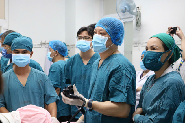 Các y bác sĩ Bệnh viện ĐK Ninh Thuận thực hành kỹ thuật nội soi tiêu hóa hiện đại. Ảnh: L.H z6909800584773-a0b26a95104043e12ce46ff6490843ad.jpg