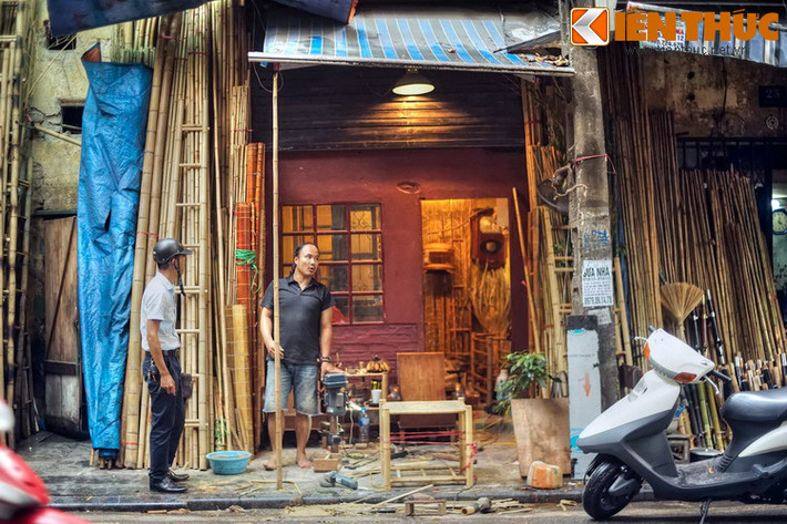 ...Và các đồ nội thất như bàn ghế, được gia công tại chỗ.