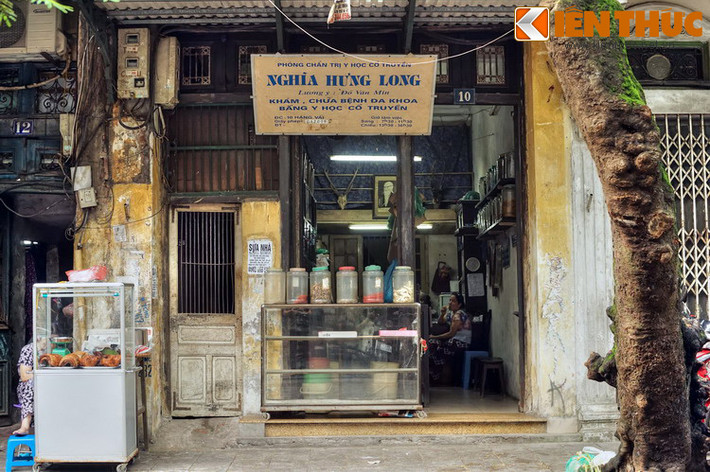 Ngoài đồ tre, phố Hàng Vải còn có nhiều cửa hàng Đông y. Các cửa hàng này tập trung ở đầu phía đông của phố nơi tiếp giáp ngã tư Thuốc Bắc - Lãn Ông.