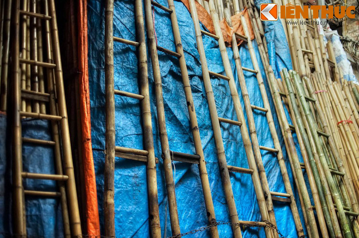 ...Đến vật dụng sinh hoạt hàng ngày như thang tre...