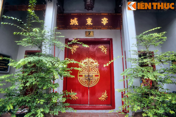 Ngày nay, phố Hàng Vải vẫn còn lưu giữ hai ngôi đình của hai thôn cũ. Đầu tiên là đình Đông Thành (nhà số 9), còn gọi là đình Hàng Vải. Ngôi đình này thờ Huyền Thiên Trấn Vũ.