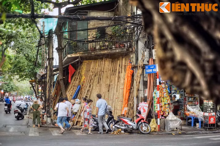 Vì sự phổ biến của mặt hàng tre mà không ít người nhầm lẫn phố Hàng Vải với phố Hàng Tre, con phố nằm phía bên kia phố cổ, cách đó gần 2 km.