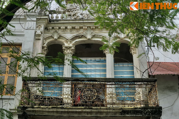 Nhiều ngôi nhà có kiến trúc cổ trên phố còn được bảo tồn khá tốt.