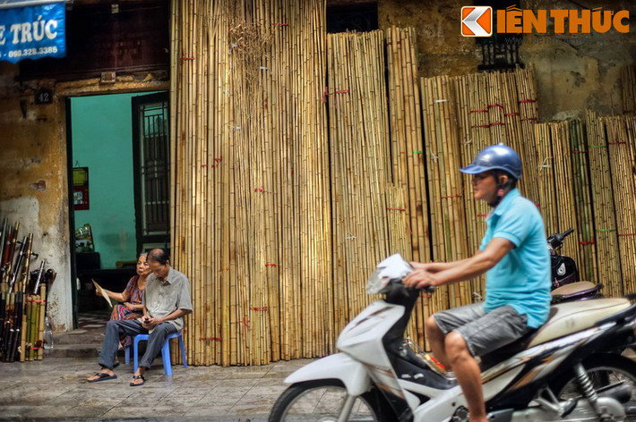 Những chiếc sào tre, thang tre cao vút được bày kín vỉa hè, che khuất cả tường nhà đã tạo nên khung cảnh “độc nhất vô nhị” cho phố Hàng Vải.