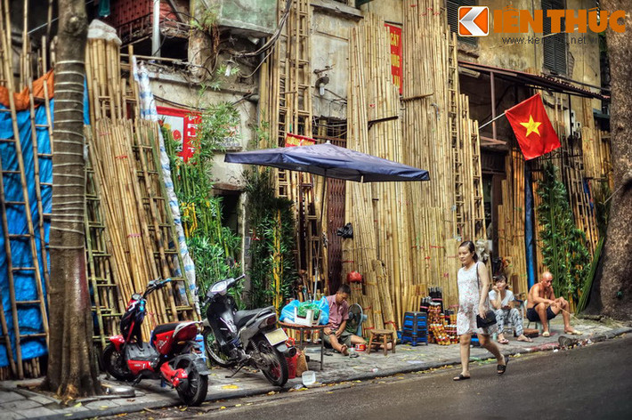 Cảnh tượng “rừng tre” giữa phố gây ấn tượng mạnh cho những ai lần đầu bước chân qua đây.