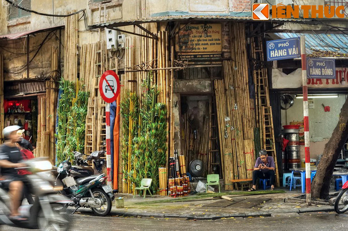 Theo đổi thay của thời cuộc, mặt hàng vải dần biến mất khỏi phố Hàng Vải và ngày nay không còn dấu tích gì ngoài tên phố. Từ thập niên 1990, nhiều hộ trên phố chuyển sang chuyên kinh doanh mặt hàng tre.