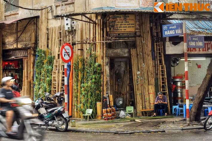 Theo đổi thay của thời cuộc, mặt hàng vải dần biến mất khỏi phố Hàng Vải và ngày nay không còn dấu tích gì ngoài tên phố. Từ thập niên 1990, nhiều hộ trên phố chuyển sang chuyên kinh doanh mặt hàng tre.