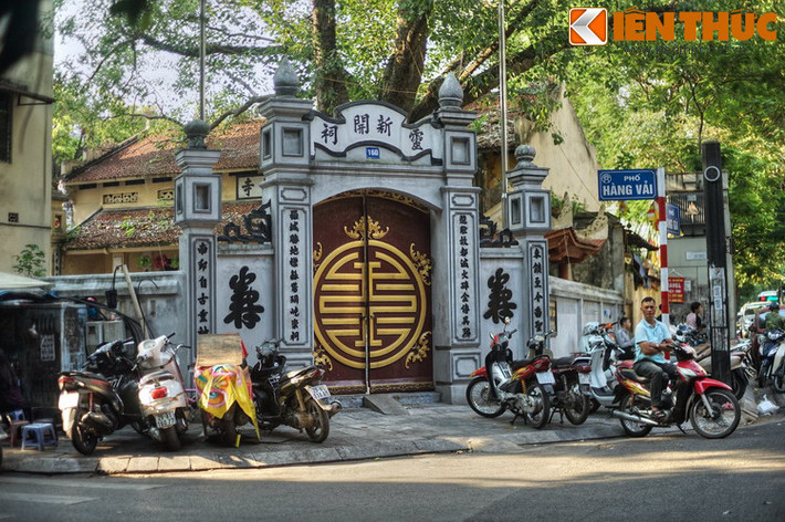 Ngôi đình còn lại là đình Tân Khai (số 44 Hàng Vải/ 16D Hàng Gà, chung cổng với chùa Thái Cam). Nơi đây thờ thần Bạch Mã, Tô Lịch và Thiết Lâm.