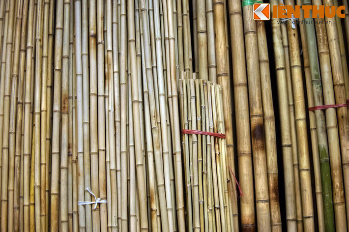 Các sản phẩm từ tre được bày bán trên phố rất phong phú, phổ biến nhất là sào tre đủ các kích cỡ, dùng làm vật liệu kiến trúc...