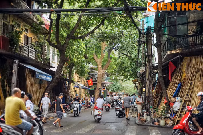 Ngày xưa phố Hàng Vải gồm hai đoạn. Đoạn phía đông có tên Hàng Vải Thâm, là nơi bán vải, phần lớn là vải nhuộm nâu và nhuộm thâm. Đoạn phía Tây thì có một số nhà bán cuốc nên có tên là phố Hàng Cuốc. Sau đó hai phố được nhập lại thành phố Hàng Vải.