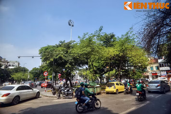 Ngày 22/12/1894, một đám cháy lớn đã thiêu trụi 50 căn nhà tranh ở quanh khu Quảng Văn Đình. Sau đó, chính quyền thuộc địa đã ra lệnh cấm làm lại nhà trên khu đất ấy và đã xây dựng nên quảng trường Neyret – vườn hoa Cửa Nam ngày nay.