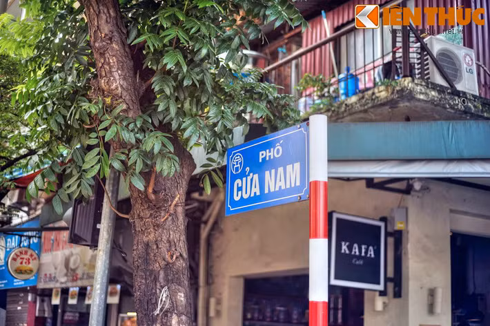 Phố có tên gọi Cửa Nam do nằm gần cửa Đông Nam của thành Thăng Long đời Nguyễn. Vị trí cửa thành này nay là ngã tư đường Trần Phú - Tôn Thất Thiệp.