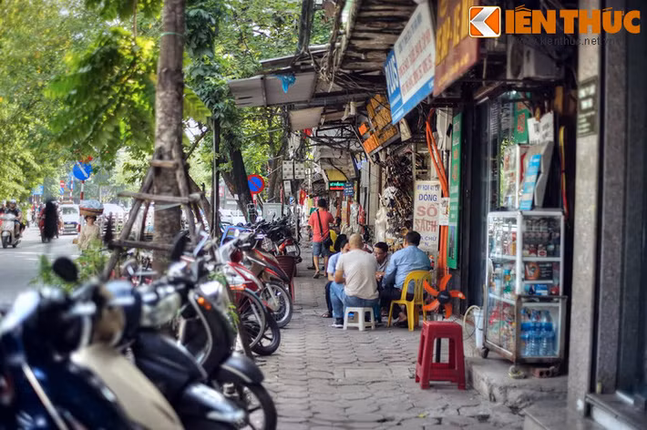 Phố Cửa Nam cũng là nơi ghi dấu sự kiện Hà thành đầu độc năm 1908. Nhà số 20 phố này vốn là hàng Cơm của vợ chồng ông Sáu Tĩnh, trong thời gian đầu năm 1908 từng là nơi hội họp của những người lãnh đạo chủ chốt cuộc đầu độc lính Pháp nổ ra ngày 27/6/1908, làm chấn động cả xứ Đông Dương.