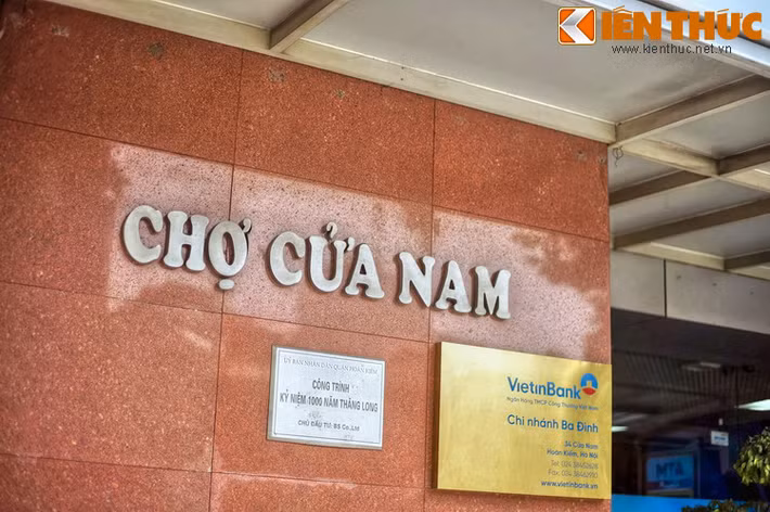 Bước sang thế kỷ 21, chợ Cửa Nam cũ được giải tỏa để nhường chỗ cho một trung tâm thương mại cao tầng. Cái tên Chợ Cửa Nam vẫn được giữ lại để gắn cho công trình mới, nhưng với nhiều người dân Hà Nội, khu chợ dân dã thân thương đã “chết” cùng sự hiện diện của tòa nhà đồ sộ.